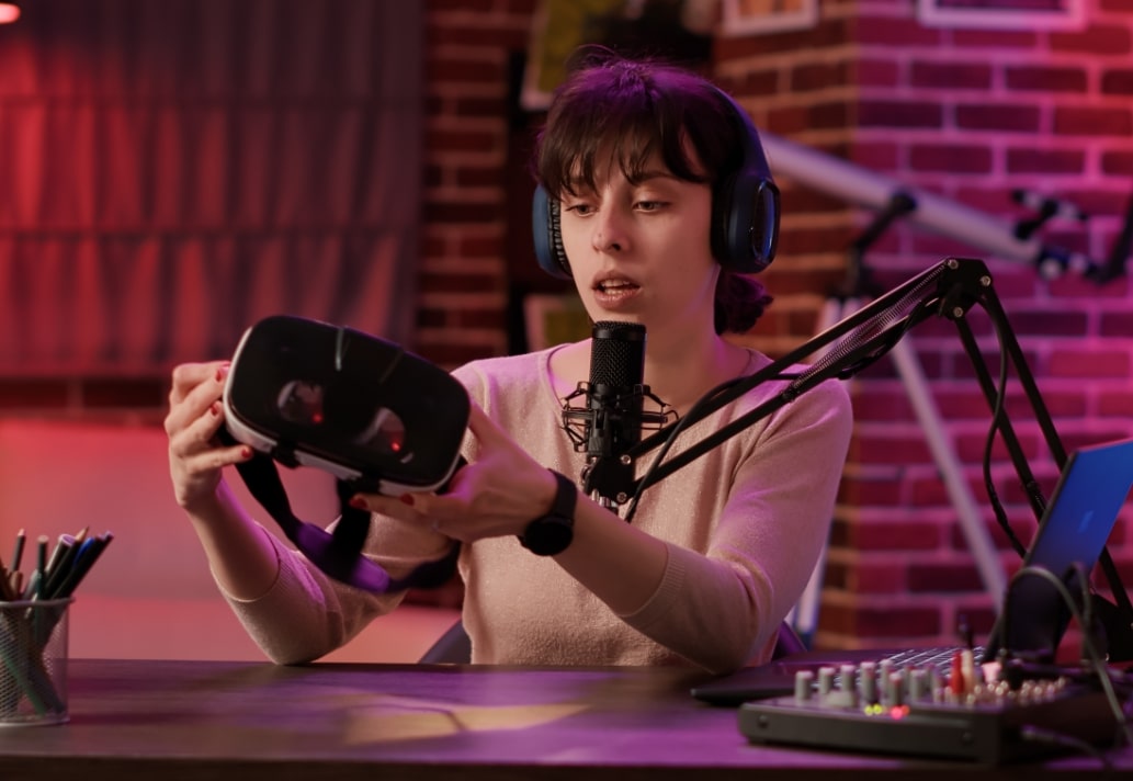 Persona grabando un podcast y sosteniendo un lente de realidad virtual